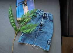 Стильна коротка джинсова спідниця з нашитими кишенями