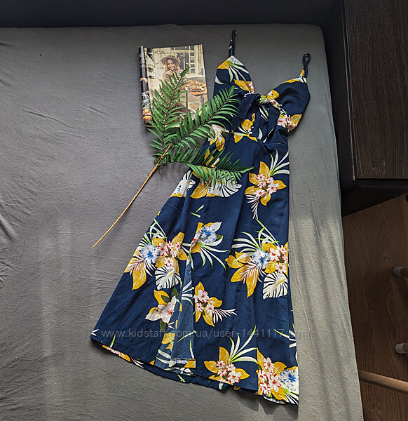 Стильна сукня міді в квітковий принт з розрізом на ніжці