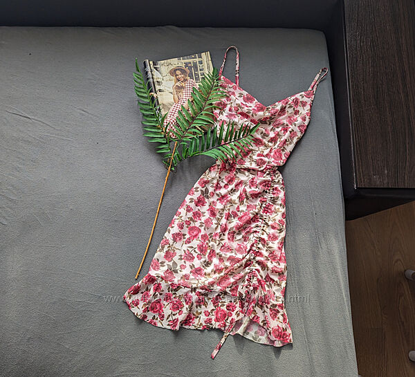 Стильна коротка сукня на тонких бретелях зі стяжкою на ніжці в квітковий пр