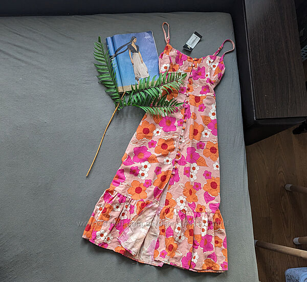 Нова гарна сукня міді на тонких бретелях в квітковий принт з гудзиками