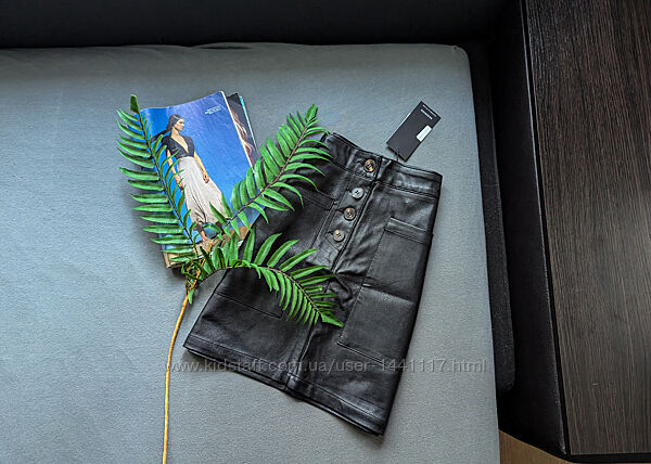 Стильна коротка шкіряна спідниця з кишенями на гудзиках