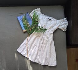 Гарна білосніжна коротка сукня