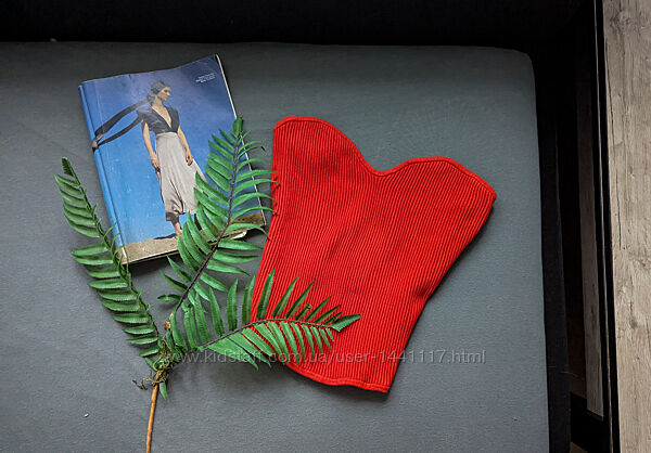 Яскравий топ топік без бретелей в рубчик