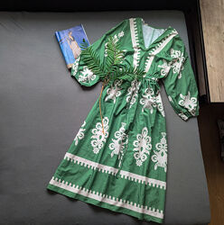 Яскрава сукня міді в орнамент