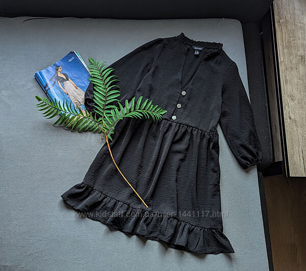 Стильна коротка чорна сукня з гудзиками камінчиками