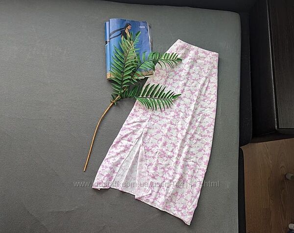 Ніжна спідниця міді з розрізом на ніжці