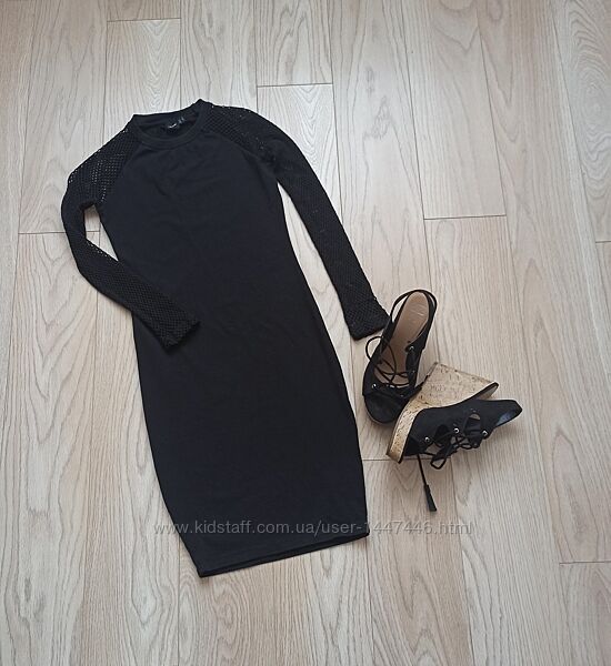 Черное платье ниже колена, рукава сетка, S