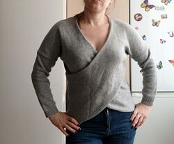 Сірий светр на запах, М