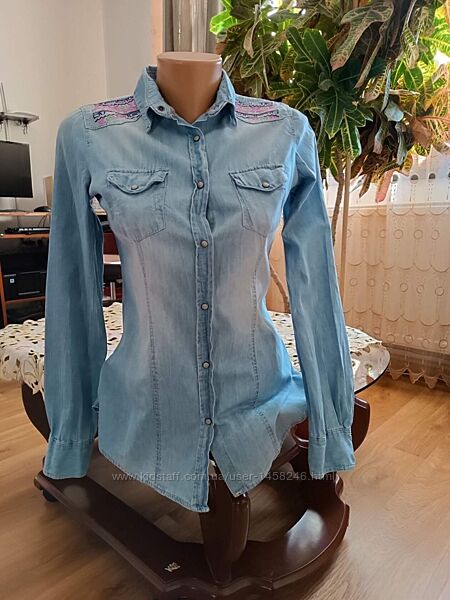 Крутезна джинсова сорочка Alcott. розмір S. оздоблена вишивкою.