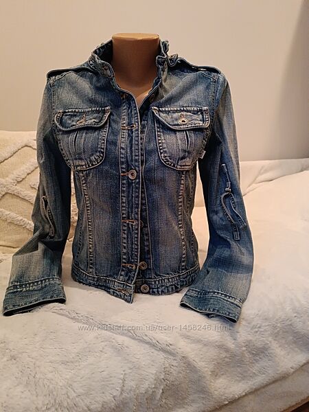 Практична джинсова курточка  Denim  , розмір М.