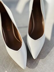 Чарівні білі туфлі лодочки весільні туфлі
