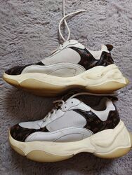 Високі кросівки