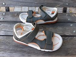 р.33,33.5,34,35 35.5  Clarks  кожаные сандалии  Оригинал