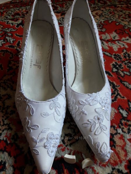Белые свадебные туфли с паетками и бусинками