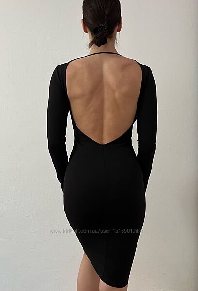 Чорна сукня-олівець бренду Zara з відкритою спиною.