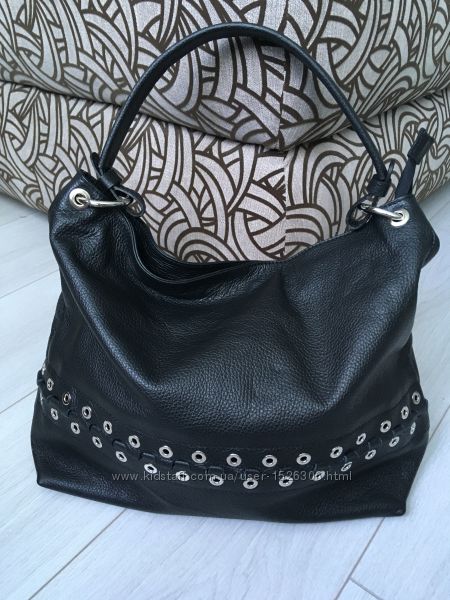 Мягкая удобная и вместительная сумка в черном цвете