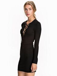 Трендовое черное секси платье в рубчик на шнурке nly trend размер м