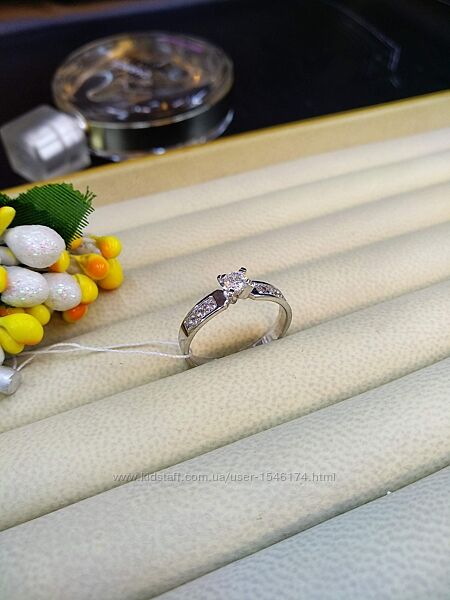 Серебряное классическое кольцо с белым фианитом последний размер 17 скидка