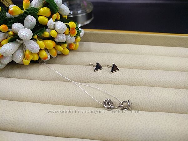 Серебряные стильные маленькие крохотные серьги гвоздики пусеты треугольники
