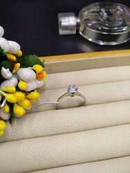 Серебряное нежное классическое кольцо перстень с белым фианитом 925 