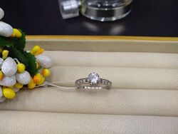 Серебряное нежное классическое кольцо перстень цветок с фианитом  размер 17