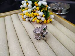 Серебряное эксклюзив массивное кольцо перстень лягушка белым зеленым фианит
