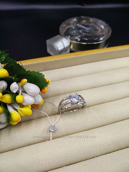 Серебряное нежное нарядное кольцо классика большим фианитом 925 размер 17,5