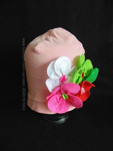 Гламурная шапочка декорированная аппликацией ввиде цветов из фетра 