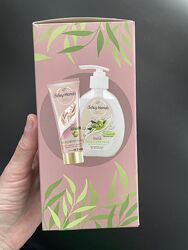 Подарунковий набір silky hands ніжне зволоження крем-мило для рук 230 млкр