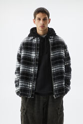 Мужская черная куртка в клетку Pull&Bear