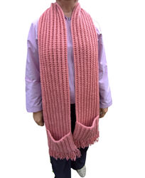  Шарф вязанный розовый с карманами