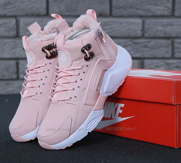 Зимові жіночі кросівки Nike Huarache X Acronym City (36-40) ХУТРО Арт 11662 Виробник В´єтнам Верх Нубук Всередині Хутро Підошва Піна/Гума Розміри: 36(23см), 37(23.5см), 38(24см), 39(25см), 40(25.5см) Ціна 1400 грн