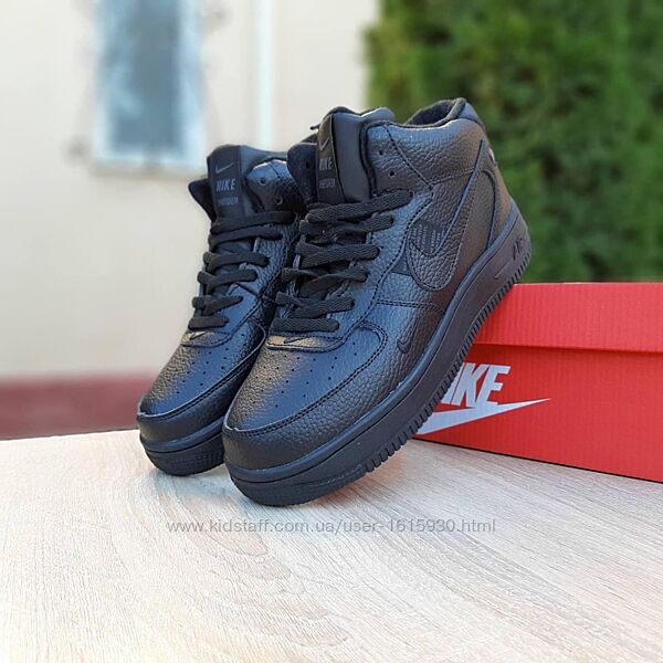 Зимові чоловічі кросівки Nike Air Force 1 Mid LV8 (41-46) Хутро Арт 3651 Виробник В´єтнам Верх PU шкіра Всередині Хутро Підошва Гума Розміри 41й(26см), 42й(26,5см), 43й(27,5см), 44й(28см), 45й(28,5см), 46 (29см) Ціна 2000 грн