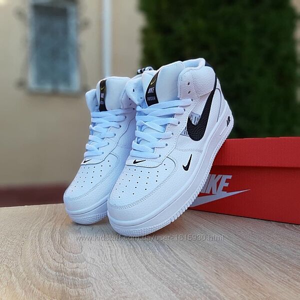 Зимові жіночі кросівки Nike Air Force 1 Mid LV8 (36-41) Хутро Арт 3653 Виробник В´єтнам Верх PU шкіра Всередині Хутро Підошва Гума Розміри 36(23см), 37(23,5см), 38(24см), 39(25см), 40(25,5), 41(26см) Ціна 1500 грн