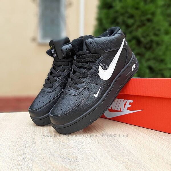 Зимові жіночі кросівки Nike Air Force 1 Mid LV8 (36-41) Хутро Арт 3693 Виробник В´єтнам Верх PU шкіра Всередині Хутро Підошва Гума Розміри 36(23см), 37(23,5см), 38(24см), 39(25см), 40(25,5), 41(26см) Ціна 1900 грн