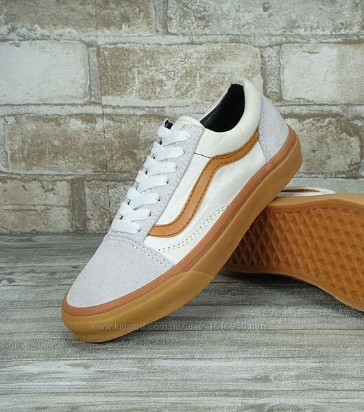Унісекс жіночі чоловічі кеди Vans Old Skool (36-45) Арт 11006 Виробник Китай Верх Замш/Бавовна Підошва Гума Розміри: 4,5-23cm 5-23,5cm 5,5-23,8cm 6-24cm 6,5-24,5cm 7-25cm 7,5-25,5cm 8-25,8cm 8,5-26cm 9-26,5cm 9,5-27cm 10-27,5cm 10,5-28cm 11-29cm