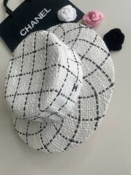 Твідовий капелюх Chanel в наявності білий, чорний.