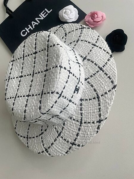 Твідовий капелюх Chanel в наявності білий, чорний.