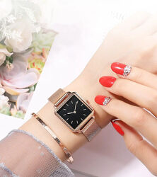  Стильные женские часы с золотистым браслетом код 624