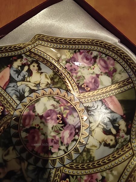Подарочная красивая тарелка с изображением людей и цветов