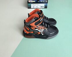 Демісезонні черевики Geox Inek   В наявності  26 розмір, 17 см 