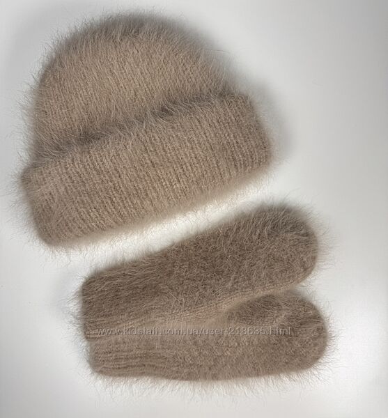 Женский зимний комплект шапка и варежки