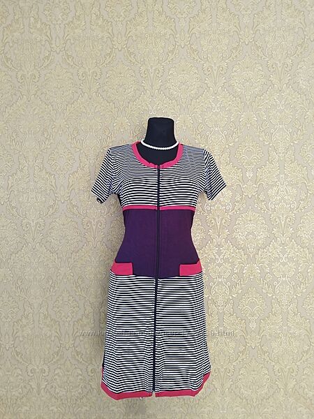 Женский трикотажный халат на молнии с карманами и поясом.