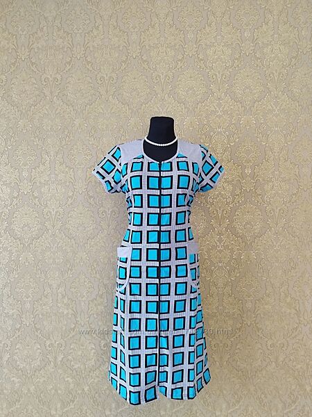 Женский трикотажный халат на молнии с карманами и поясом.