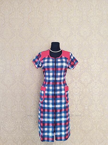 Женский трикотажный халат на молнии с карманами и поясом.