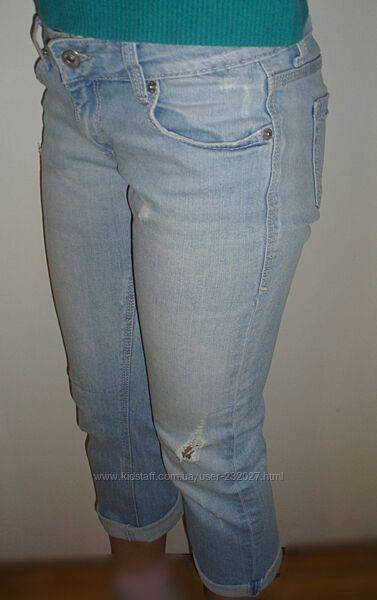 Світлі вкорочені джинси бріджі з потертостями , довжина 3/4