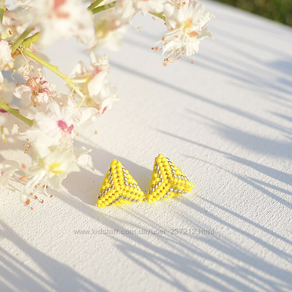 Желтые треугольные серьги гвоздики из японского бисера Miyuki Delica