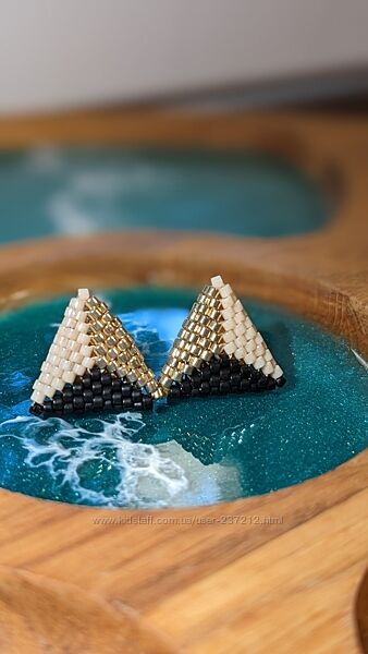 Треугольные серьги гвоздики из японского бисера Miyuki Delica