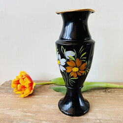 Старинная черная ваза с цветочным узором