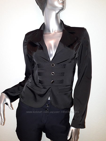 Пиджак черный классический. Очень хорошо смотрится с брючками или юбкой 